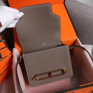 【AT2469】Hermes エルメスの楊冪と同じく、ブタの鼻の型のバッグ🐷を早期に発売しており、実物は美しく、暴利を拒否する💪💪 パターンははっきりしており、ファッション感のあるブタの鼻の形のバックルが付いています。縫い目はきちんと細かく、エッジは何度も繰り返して出る効果です。