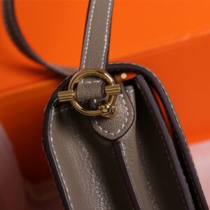【AT2469】Hermes エルメスの楊冪と同じく、ブタの鼻の型のバッグ🐷を早期に発売しており、実物は美しく、暴利を拒否する💪💪 パターンははっきりしており、ファッション感のあるブタの鼻の形のバックルが付いています。縫い目はきちんと細かく、エッジは何度も繰り返して出る効果です。