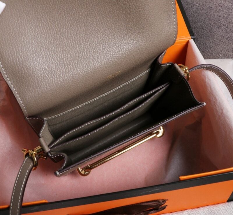 【AT2469】Hermes エルメスの楊冪と同じく、ブタの鼻の型のバッグ🐷を早期に発売しており、実物は美しく、暴利を拒否する💪💪 パターンははっきりしており、ファッション感のあるブタの鼻の形のバックルが付いています。縫い目はきちんと細かく、エッジは何度も繰り返して出る効果です。