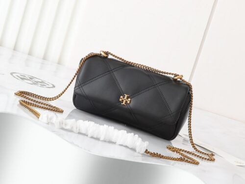 【AT2471】Tory Burchの新しいKiraミニフリップショルダーバッグは、ふんわりとしたダイヤモンドステッチデザインを通じて、クラシックな輪郭に立体的な質感をもたらします。アイコニックな斜めのTロゴとチェーンショルダーストラップが組み合わされ、個性的な魅力を放ちます。