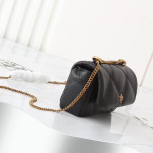 【AT2471】Tory Burchの新しいKiraミニフリップショルダーバッグは、ふんわりとしたダイヤモンドステッチデザインを通じて、クラシックな輪郭に立体的な質感をもたらします。アイコニックな斜めのTロゴとチェーンショルダーストラップが組み合わされ、個性的な魅力を放ちます。