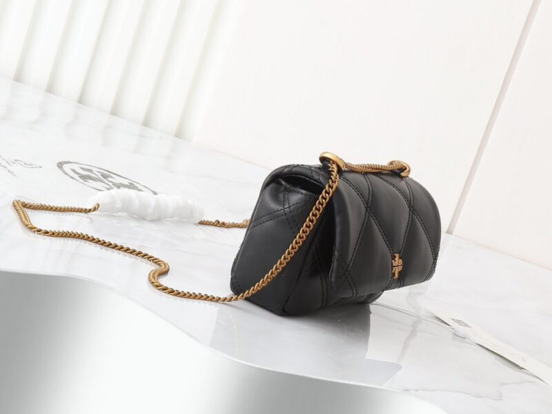 【AT2471】Tory Burchの新しいKiraミニフリップショルダーバッグは、ふんわりとしたダイヤモンドステッチデザインを通じて、クラシックな輪郭に立体的な質感をもたらします。アイコニックな斜めのTロゴとチェーンショルダーストラップが組み合わされ、個性的な魅力を放ちます。