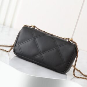 【AT2471】Tory Burchの新しいKiraミニフリップショルダーバッグは、ふんわりとしたダイヤモンドステッチデザインを通じて、クラシックな輪郭に立体的な質感をもたらします。アイコニックな斜めのTロゴとチェーンショルダーストラップが組み合わされ、個性的な魅力を放ちます。