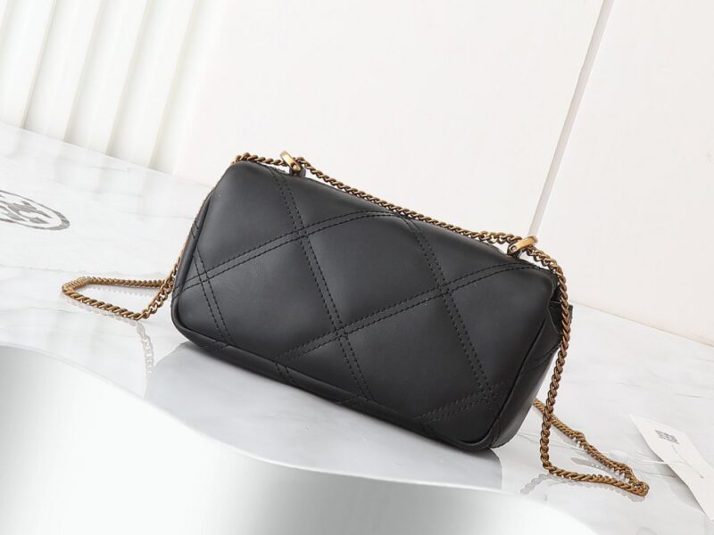 【AT2471】Tory Burchの新しいKiraミニフリップショルダーバッグは、ふんわりとしたダイヤモンドステッチデザインを通じて、クラシックな輪郭に立体的な質感をもたらします。アイコニックな斜めのTロゴとチェーンショルダーストラップが組み合わされ、個性的な魅力を放ちます。