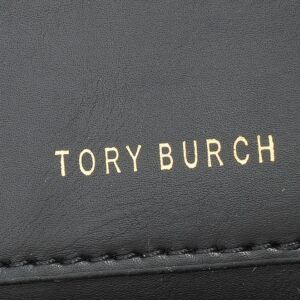 【AT2471】Tory Burchの新しいKiraミニフリップショルダーバッグは、ふんわりとしたダイヤモンドステッチデザインを通じて、クラシックな輪郭に立体的な質感をもたらします。アイコニックな斜めのTロゴとチェーンショルダーストラップが組み合わされ、個性的な魅力を放ちます。