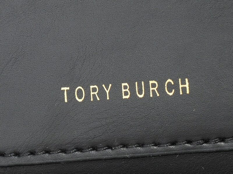 【AT2471】Tory Burchの新しいKiraミニフリップショルダーバッグは、ふんわりとしたダイヤモンドステッチデザインを通じて、クラシックな輪郭に立体的な質感をもたらします。アイコニックな斜めのTロゴとチェーンショルダーストラップが組み合わされ、個性的な魅力を放ちます。