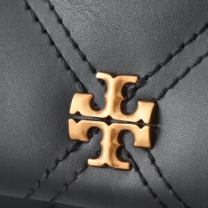 【AT2471】Tory Burchの新しいKiraミニフリップショルダーバッグは、ふんわりとしたダイヤモンドステッチデザインを通じて、クラシックな輪郭に立体的な質感をもたらします。アイコニックな斜めのTロゴとチェーンショルダーストラップが組み合わされ、個性的な魅力を放ちます。
