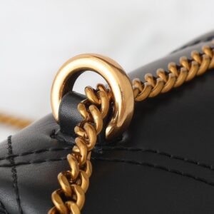 【AT2471】Tory Burchの新しいKiraミニフリップショルダーバッグは、ふんわりとしたダイヤモンドステッチデザインを通じて、クラシックな輪郭に立体的な質感をもたらします。アイコニックな斜めのTロゴとチェーンショルダーストラップが組み合わされ、個性的な魅力を放ちます。