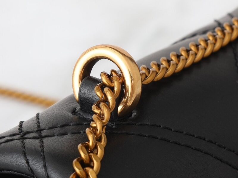 【AT2471】Tory Burchの新しいKiraミニフリップショルダーバッグは、ふんわりとしたダイヤモンドステッチデザインを通じて、クラシックな輪郭に立体的な質感をもたらします。アイコニックな斜めのTロゴとチェーンショルダーストラップが組み合わされ、個性的な魅力を放ちます。