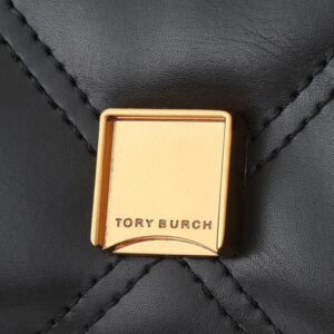 【AT2471】Tory Burchの新しいKiraミニフリップショルダーバッグは、ふんわりとしたダイヤモンドステッチデザインを通じて、クラシックな輪郭に立体的な質感をもたらします。アイコニックな斜めのTロゴとチェーンショルダーストラップが組み合わされ、個性的な魅力を放ちます。