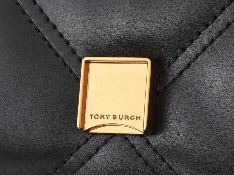 【AT2471】Tory Burchの新しいKiraミニフリップショルダーバッグは、ふんわりとしたダイヤモンドステッチデザインを通じて、クラシックな輪郭に立体的な質感をもたらします。アイコニックな斜めのTロゴとチェーンショルダーストラップが組み合わされ、個性的な魅力を放ちます。