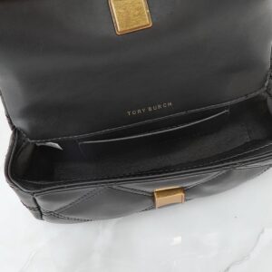 【AT2471】Tory Burchの新しいKiraミニフリップショルダーバッグは、ふんわりとしたダイヤモンドステッチデザインを通じて、クラシックな輪郭に立体的な質感をもたらします。アイコニックな斜めのTロゴとチェーンショルダーストラップが組み合わされ、個性的な魅力を放ちます。