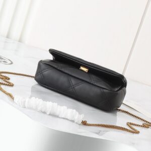 【AT2471】Tory Burchの新しいKiraミニフリップショルダーバッグは、ふんわりとしたダイヤモンドステッチデザインを通じて、クラシックな輪郭に立体的な質感をもたらします。アイコニックな斜めのTロゴとチェーンショルダーストラップが組み合わされ、個性的な魅力を放ちます。