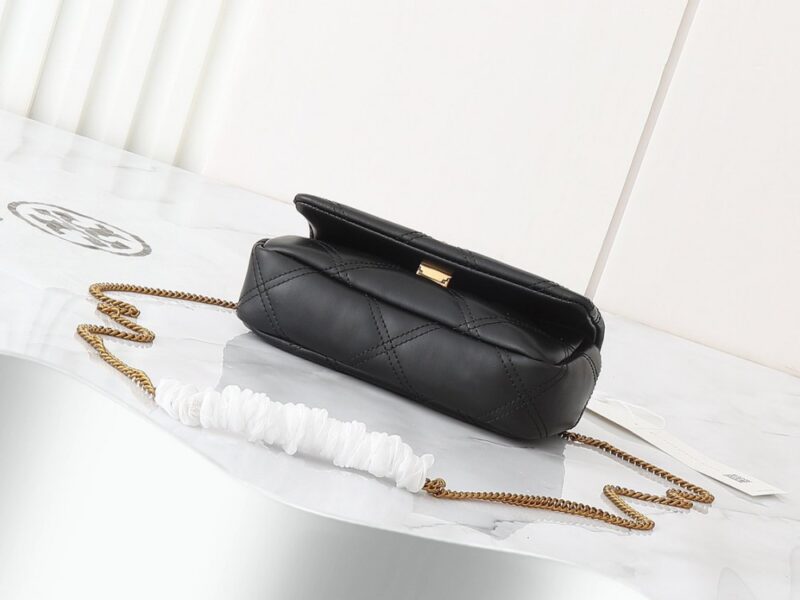 【AT2471】Tory Burchの新しいKiraミニフリップショルダーバッグは、ふんわりとしたダイヤモンドステッチデザインを通じて、クラシックな輪郭に立体的な質感をもたらします。アイコニックな斜めのTロゴとチェーンショルダーストラップが組み合わされ、個性的な魅力を放ちます。