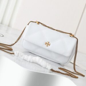 【AT2472】Tory Burchの新作kiraミニフリップショルダーバッグは、ふんわりとしたダイヤモンドステッチデザインを通じて、クラシックなシルエットに立体感を与えます。アイコニックな傾斜デザインのダブルTロゴとチェーンショルダーストラップが組み合わされ、独特の個性的魅力を放ちます。