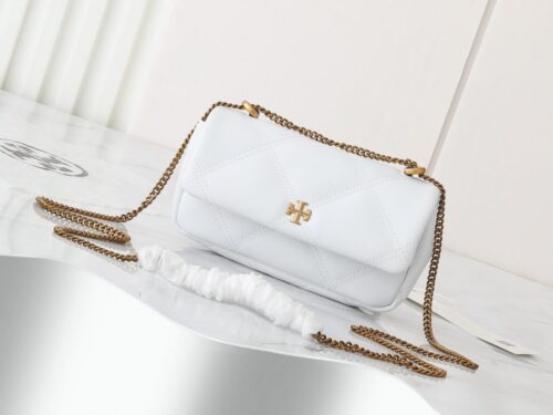 【AT2472】Tory Burchの新作kiraミニフリップショルダーバッグは、ふんわりとしたダイヤモンドステッチデザインを通じて、クラシックなシルエットに立体感を与えます。アイコニックな傾斜デザインのダブルTロゴとチェーンショルダーストラップが組み合わされ、独特の個性的魅力を放ちます。