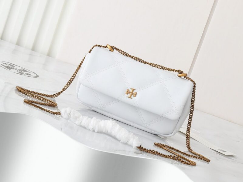 【AT2472】Tory Burchの新作kiraミニフリップショルダーバッグは、ふんわりとしたダイヤモンドステッチデザインを通じて、クラシックなシルエットに立体感を与えます。アイコニックな傾斜デザインのダブルTロゴとチェーンショルダーストラップが組み合わされ、独特の個性的魅力を放ちます。