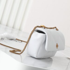 【AT2472】Tory Burchの新作kiraミニフリップショルダーバッグは、ふんわりとしたダイヤモンドステッチデザインを通じて、クラシックなシルエットに立体感を与えます。アイコニックな傾斜デザインのダブルTロゴとチェーンショルダーストラップが組み合わされ、独特の個性的魅力を放ちます。