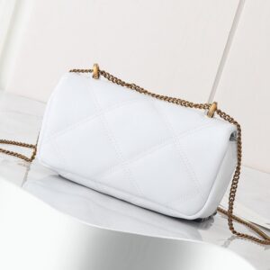 【AT2472】Tory Burchの新作kiraミニフリップショルダーバッグは、ふんわりとしたダイヤモンドステッチデザインを通じて、クラシックなシルエットに立体感を与えます。アイコニックな傾斜デザインのダブルTロゴとチェーンショルダーストラップが組み合わされ、独特の個性的魅力を放ちます。