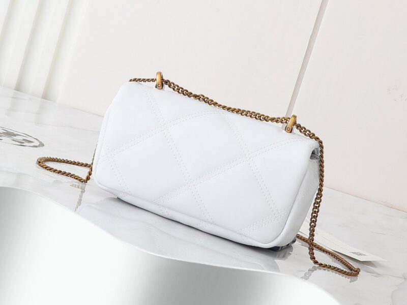【AT2472】Tory Burchの新作kiraミニフリップショルダーバッグは、ふんわりとしたダイヤモンドステッチデザインを通じて、クラシックなシルエットに立体感を与えます。アイコニックな傾斜デザインのダブルTロゴとチェーンショルダーストラップが組み合わされ、独特の個性的魅力を放ちます。