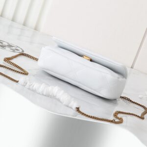 【AT2472】Tory Burchの新作kiraミニフリップショルダーバッグは、ふんわりとしたダイヤモンドステッチデザインを通じて、クラシックなシルエットに立体感を与えます。アイコニックな傾斜デザインのダブルTロゴとチェーンショルダーストラップが組み合わされ、独特の個性的魅力を放ちます。