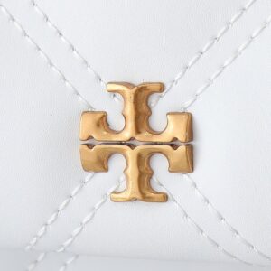【AT2472】Tory Burchの新作kiraミニフリップショルダーバッグは、ふんわりとしたダイヤモンドステッチデザインを通じて、クラシックなシルエットに立体感を与えます。アイコニックな傾斜デザインのダブルTロゴとチェーンショルダーストラップが組み合わされ、独特の個性的魅力を放ちます。