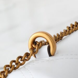 【AT2472】Tory Burchの新作kiraミニフリップショルダーバッグは、ふんわりとしたダイヤモンドステッチデザインを通じて、クラシックなシルエットに立体感を与えます。アイコニックな傾斜デザインのダブルTロゴとチェーンショルダーストラップが組み合わされ、独特の個性的魅力を放ちます。
