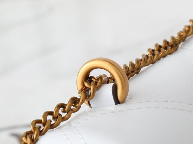 【AT2472】Tory Burchの新作kiraミニフリップショルダーバッグは、ふんわりとしたダイヤモンドステッチデザインを通じて、クラシックなシルエットに立体感を与えます。アイコニックな傾斜デザインのダブルTロゴとチェーンショルダーストラップが組み合わされ、独特の個性的魅力を放ちます。