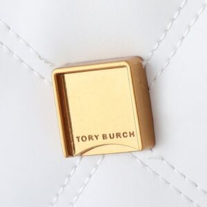 【AT2472】Tory Burchの新作kiraミニフリップショルダーバッグは、ふんわりとしたダイヤモンドステッチデザインを通じて、クラシックなシルエットに立体感を与えます。アイコニックな傾斜デザインのダブルTロゴとチェーンショルダーストラップが組み合わされ、独特の個性的魅力を放ちます。