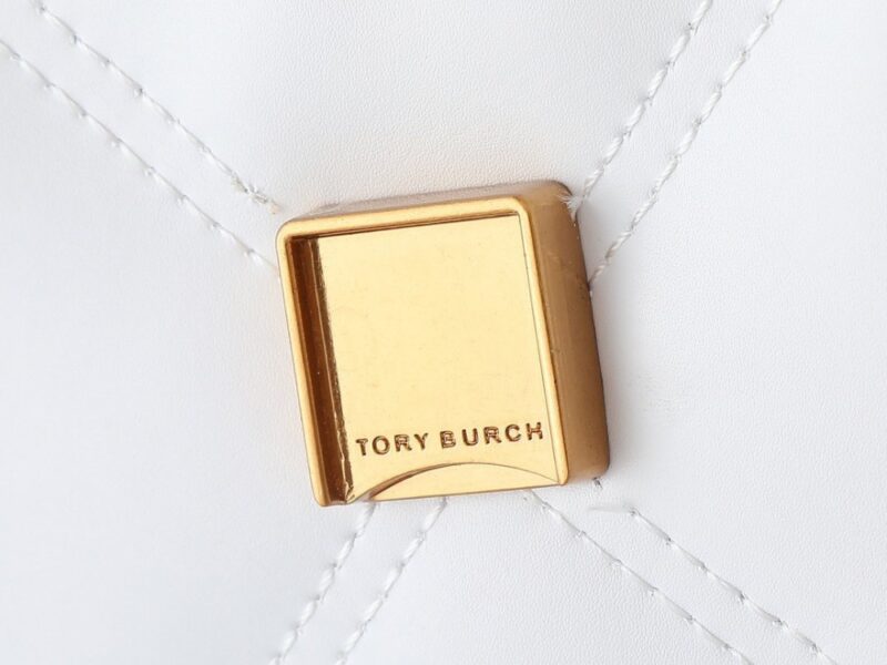 【AT2472】Tory Burchの新作kiraミニフリップショルダーバッグは、ふんわりとしたダイヤモンドステッチデザインを通じて、クラシックなシルエットに立体感を与えます。アイコニックな傾斜デザインのダブルTロゴとチェーンショルダーストラップが組み合わされ、独特の個性的魅力を放ちます。