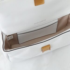 【AT2472】Tory Burchの新作kiraミニフリップショルダーバッグは、ふんわりとしたダイヤモンドステッチデザインを通じて、クラシックなシルエットに立体感を与えます。アイコニックな傾斜デザインのダブルTロゴとチェーンショルダーストラップが組み合わされ、独特の個性的魅力を放ちます。