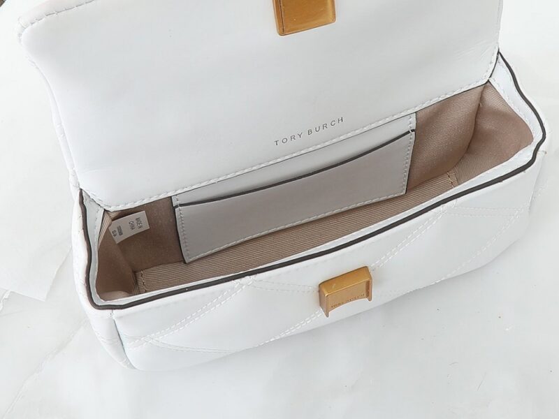 【AT2472】Tory Burchの新作kiraミニフリップショルダーバッグは、ふんわりとしたダイヤモンドステッチデザインを通じて、クラシックなシルエットに立体感を与えます。アイコニックな傾斜デザインのダブルTロゴとチェーンショルダーストラップが組み合わされ、独特の個性的魅力を放ちます。
