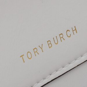 【AT2472】Tory Burchの新作kiraミニフリップショルダーバッグは、ふんわりとしたダイヤモンドステッチデザインを通じて、クラシックなシルエットに立体感を与えます。アイコニックな傾斜デザインのダブルTロゴとチェーンショルダーストラップが組み合わされ、独特の個性的魅力を放ちます。