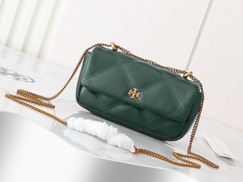 【AT2473】Tory Burchの新作Kiraミニフリップショルダーバッグは、ふんわりしたダイヤモンドステッチデザインを通じて、クラシックな形状に立体感をもたらします。特徴的な斜面のダブルTロゴとチェーンショルダーストラップが組み合わされ、独特の個性的魅力を放ちます。