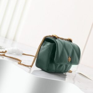 【AT2473】Tory Burchの新作Kiraミニフリップショルダーバッグは、ふんわりしたダイヤモンドステッチデザインを通じて、クラシックな形状に立体感をもたらします。特徴的な斜面のダブルTロゴとチェーンショルダーストラップが組み合わされ、独特の個性的魅力を放ちます。