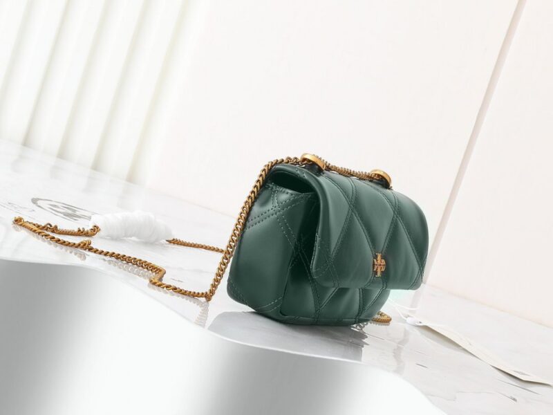 【AT2473】Tory Burchの新作Kiraミニフリップショルダーバッグは、ふんわりしたダイヤモンドステッチデザインを通じて、クラシックな形状に立体感をもたらします。特徴的な斜面のダブルTロゴとチェーンショルダーストラップが組み合わされ、独特の個性的魅力を放ちます。