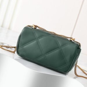 【AT2473】Tory Burchの新作Kiraミニフリップショルダーバッグは、ふんわりしたダイヤモンドステッチデザインを通じて、クラシックな形状に立体感をもたらします。特徴的な斜面のダブルTロゴとチェーンショルダーストラップが組み合わされ、独特の個性的魅力を放ちます。
