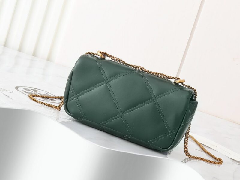 【AT2473】Tory Burchの新作Kiraミニフリップショルダーバッグは、ふんわりしたダイヤモンドステッチデザインを通じて、クラシックな形状に立体感をもたらします。特徴的な斜面のダブルTロゴとチェーンショルダーストラップが組み合わされ、独特の個性的魅力を放ちます。