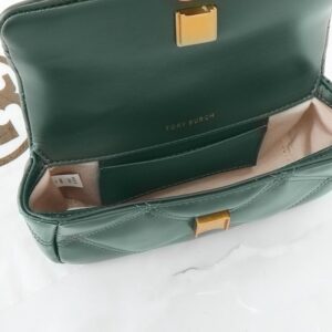 【AT2473】Tory Burchの新作Kiraミニフリップショルダーバッグは、ふんわりしたダイヤモンドステッチデザインを通じて、クラシックな形状に立体感をもたらします。特徴的な斜面のダブルTロゴとチェーンショルダーストラップが組み合わされ、独特の個性的魅力を放ちます。