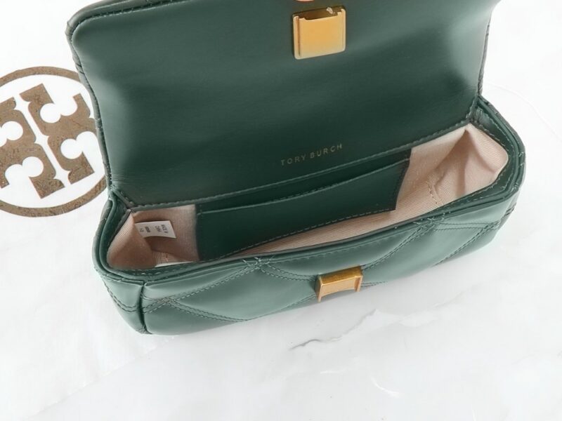 【AT2473】Tory Burchの新作Kiraミニフリップショルダーバッグは、ふんわりしたダイヤモンドステッチデザインを通じて、クラシックな形状に立体感をもたらします。特徴的な斜面のダブルTロゴとチェーンショルダーストラップが組み合わされ、独特の個性的魅力を放ちます。