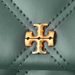 【AT2473】Tory Burchの新作Kiraミニフリップショルダーバッグは、ふんわりしたダイヤモンドステッチデザインを通じて、クラシックな形状に立体感をもたらします。特徴的な斜面のダブルTロゴとチェーンショルダーストラップが組み合わされ、独特の個性的魅力を放ちます。