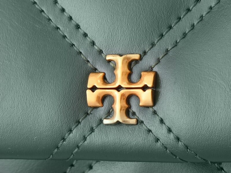 【AT2473】Tory Burchの新作Kiraミニフリップショルダーバッグは、ふんわりしたダイヤモンドステッチデザインを通じて、クラシックな形状に立体感をもたらします。特徴的な斜面のダブルTロゴとチェーンショルダーストラップが組み合わされ、独特の個性的魅力を放ちます。