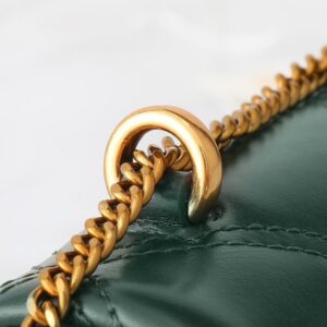 【AT2473】Tory Burchの新作Kiraミニフリップショルダーバッグは、ふんわりしたダイヤモンドステッチデザインを通じて、クラシックな形状に立体感をもたらします。特徴的な斜面のダブルTロゴとチェーンショルダーストラップが組み合わされ、独特の個性的魅力を放ちます。