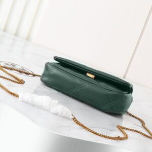 【AT2473】Tory Burchの新作Kiraミニフリップショルダーバッグは、ふんわりしたダイヤモンドステッチデザインを通じて、クラシックな形状に立体感をもたらします。特徴的な斜面のダブルTロゴとチェーンショルダーストラップが組み合わされ、独特の個性的魅力を放ちます。