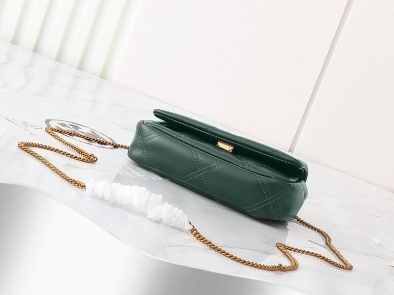 【AT2473】Tory Burchの新作Kiraミニフリップショルダーバッグは、ふんわりしたダイヤモンドステッチデザインを通じて、クラシックな形状に立体感をもたらします。特徴的な斜面のダブルTロゴとチェーンショルダーストラップが組み合わされ、独特の個性的魅力を放ちます。