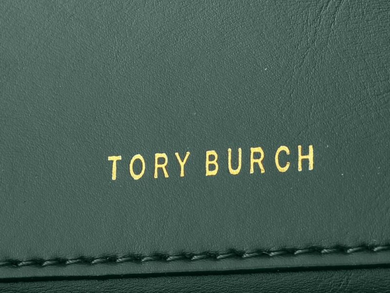 【AT2473】Tory Burchの新作Kiraミニフリップショルダーバッグは、ふんわりしたダイヤモンドステッチデザインを通じて、クラシックな形状に立体感をもたらします。特徴的な斜面のダブルTロゴとチェーンショルダーストラップが組み合わされ、独特の個性的魅力を放ちます。
