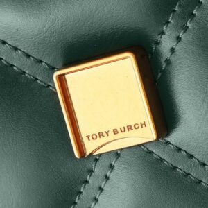 【AT2473】Tory Burchの新作Kiraミニフリップショルダーバッグは、ふんわりしたダイヤモンドステッチデザインを通じて、クラシックな形状に立体感をもたらします。特徴的な斜面のダブルTロゴとチェーンショルダーストラップが組み合わされ、独特の個性的魅力を放ちます。