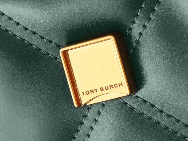 【AT2473】Tory Burchの新作Kiraミニフリップショルダーバッグは、ふんわりしたダイヤモンドステッチデザインを通じて、クラシックな形状に立体感をもたらします。特徴的な斜面のダブルTロゴとチェーンショルダーストラップが組み合わされ、独特の個性的魅力を放ちます。