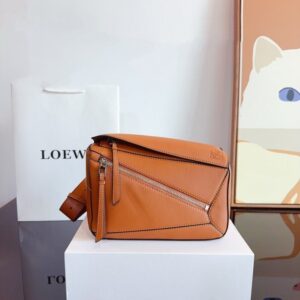 【AT2480】LOEWE/ロエヴェLuna 斜めがけウエストバッグ。この力強いバッグが大好きです。ロエヴェのシングルショルダースリングバッグ。
