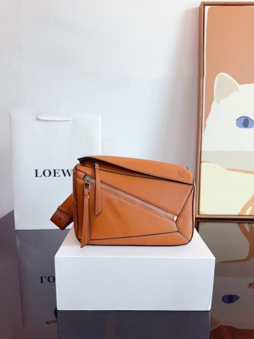 【AT2480】LOEWE/ロエヴェLuna 斜めがけウエストバッグ。この力強いバッグが大好きです。ロエヴェのシングルショルダースリングバッグ。